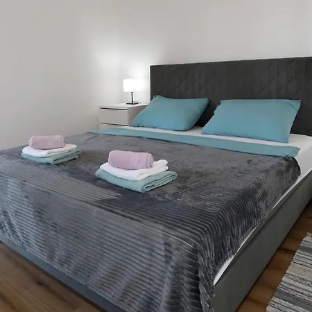Apartman Apolo - Pool & Garden Retreat