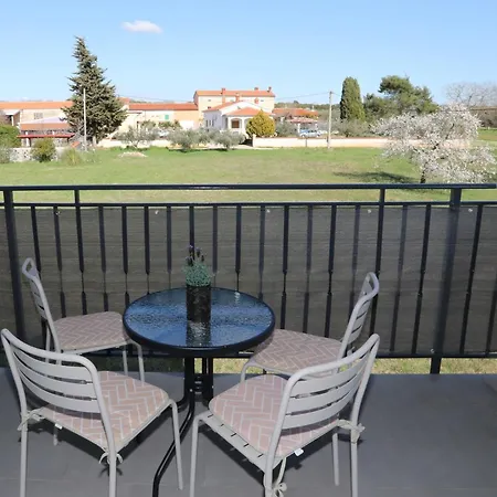 Apartman Apolo - Pool & Garden Retreat Pula