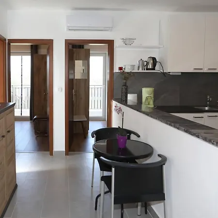 Apartman Apolo - Pool & Garden Retreat *