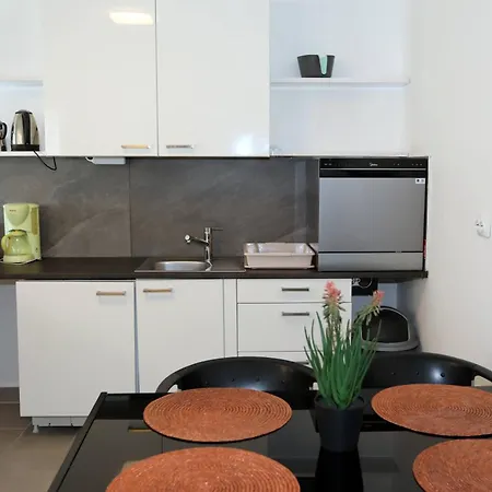 Apartman Apolo - Pool & Garden Retreat