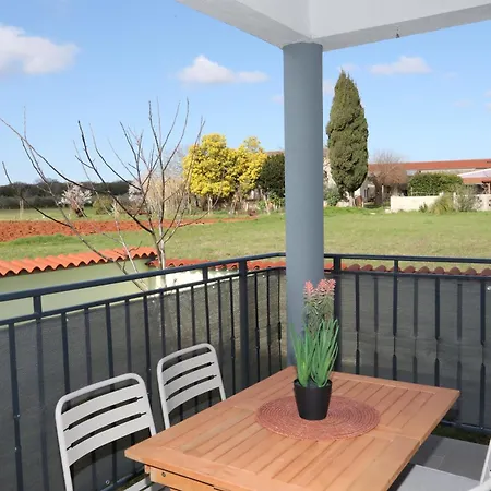 Apolo - Pool & Garden Retreat דירה