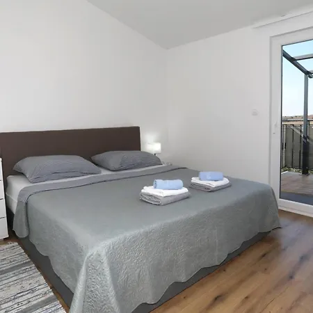 דירה Apolo - Pool & Garden Retreat