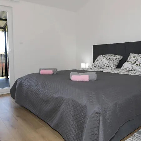 Apolo - Pool & Garden Retreat דירה *