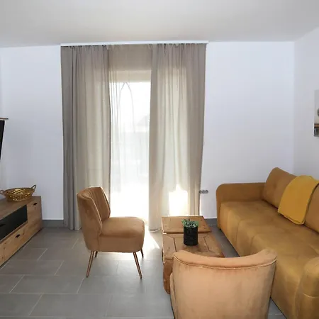 Apolo - Pool & Garden Retreat פולה