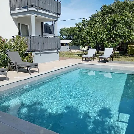 Appartement Apolo - Pool & Garden Retreat *