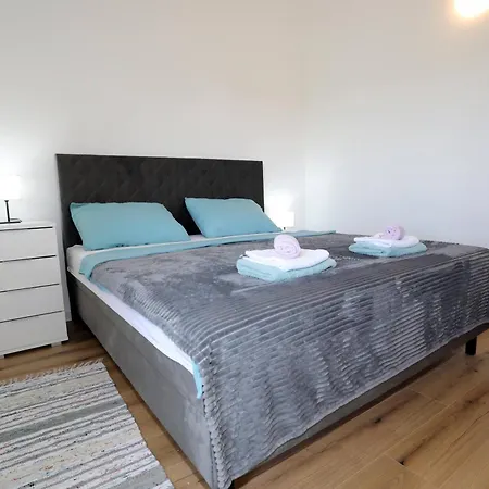 Apolo - Pool & Garden Retreat Apartment Pula