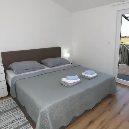 Apolo - Pool & Garden Retreat Apartment Pula