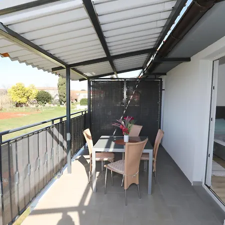 Apolo - Pool & Garden Retreat Apartment