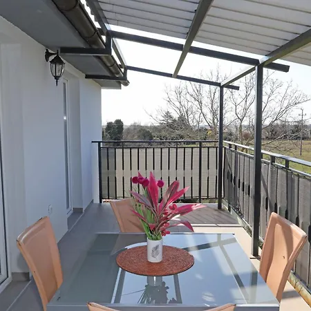 Apolo - Pool & Garden Retreat Apartment *