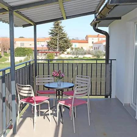 Apolo - Pool & Garden Retreat Apartment Pula