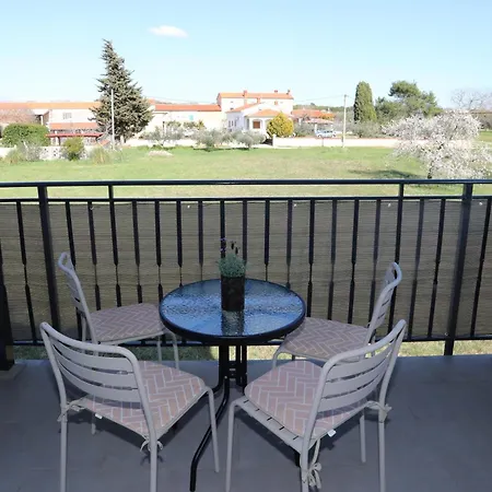 Apartment Apolo - Pool & Garden Retreat *