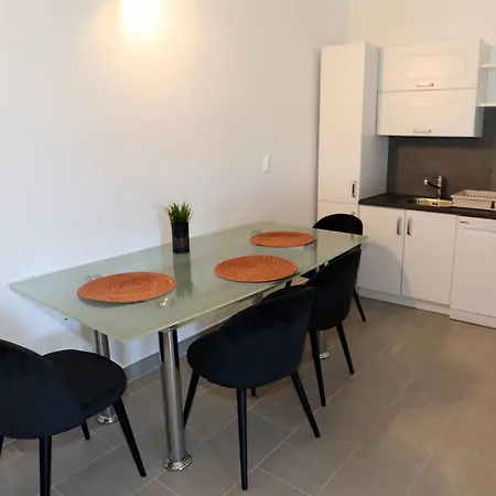 Appartement Apolo - Pool & Garden Retreat *