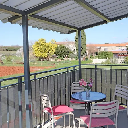 Apolo - Pool & Garden Retreat Apartment *