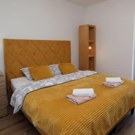 Apolo - Pool & Garden Retreat Pula
