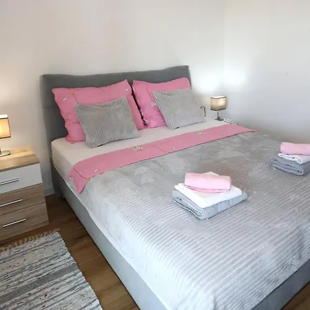 Apartment Apolo - Pool & Garden Retreat *