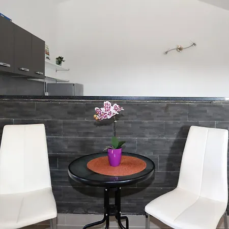 Appartement Apolo - Pool & Garden Retreat
