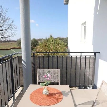 Apartment Apolo - Pool & Garden Retreat Pula