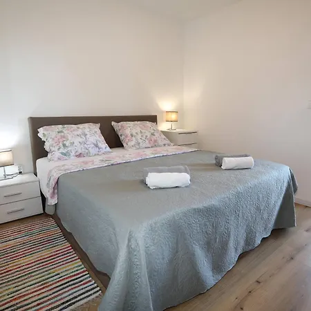 Apolo - Pool & Garden Retreat Pula