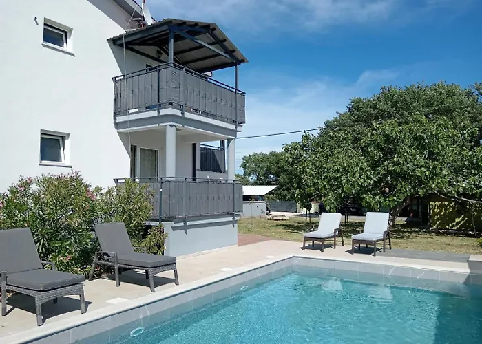 דירה Apolo - Pool & Garden Retreat פולה