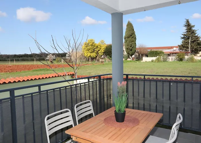 Apolo - Pool & Garden Retreat דירה