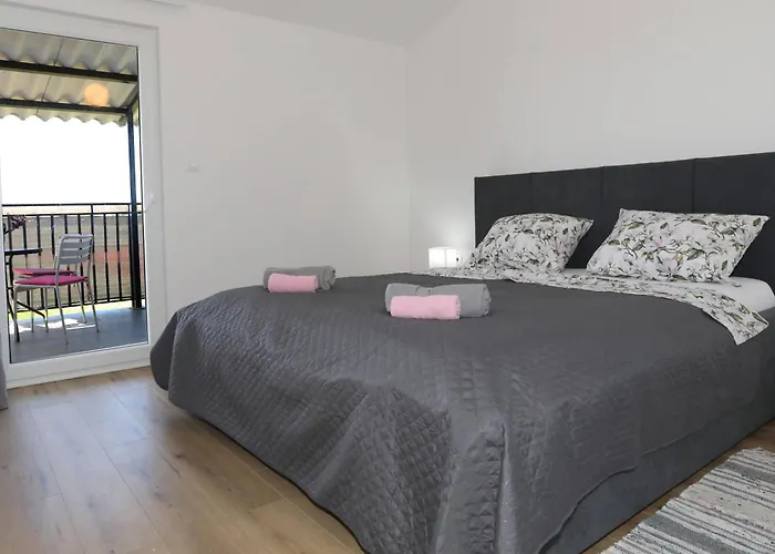 Apolo - Pool & Garden Retreat דירה *