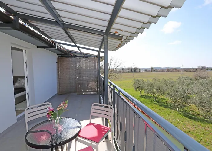 Apolo - Pool & Garden Retreat פולה