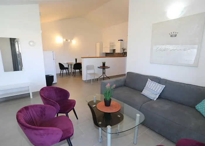 Apolo - Pool & Garden Retreat פולה