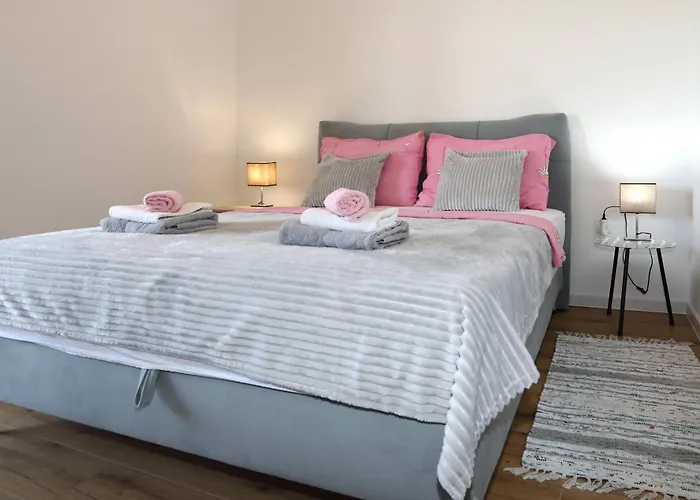 Apolo - Pool & Garden Retreat דירה *