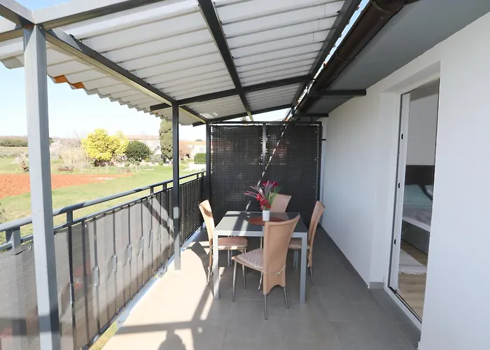 Apolo - Pool & Garden Retreat דירה