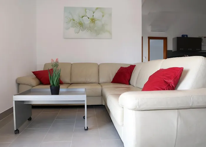 Apolo - Pool & Garden Retreat *