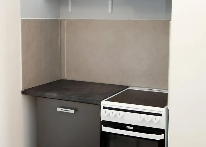 Apolo - Pool & Garden Retreat דירה *