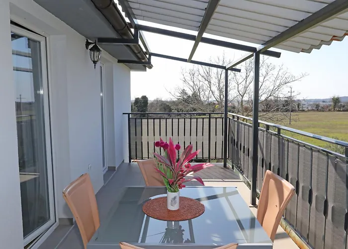 Apolo - Pool & Garden Retreat דירה *