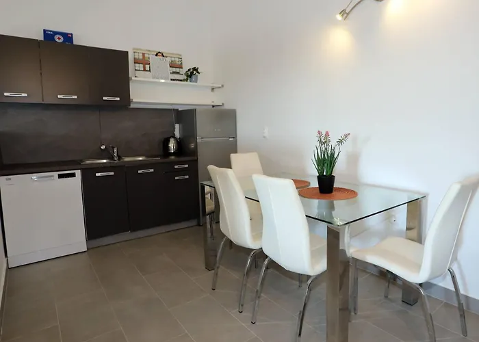 Apolo - Pool & Garden Retreat *