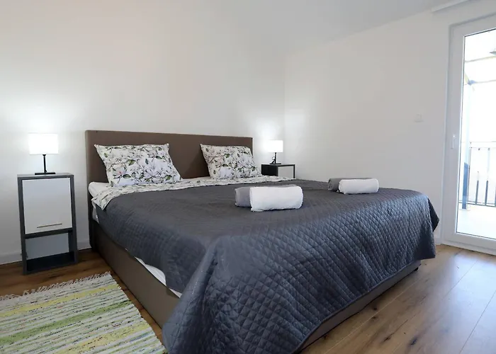 Apolo - Pool & Garden Retreat פולה