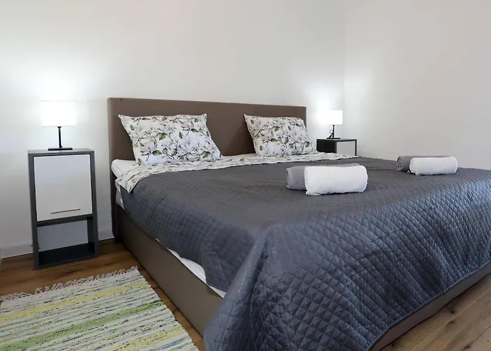 Apolo - Pool & Garden Retreat פולה