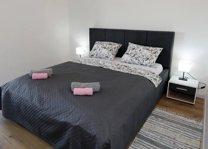 Apolo - Pool & Garden Retreat * פולה