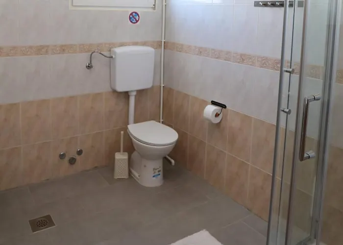 דירה Apolo - Pool & Garden Retreat פולה