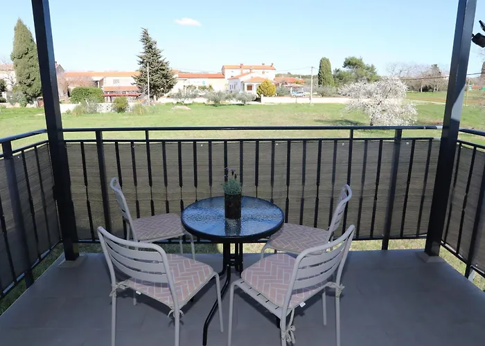 דירה Apolo - Pool & Garden Retreat *