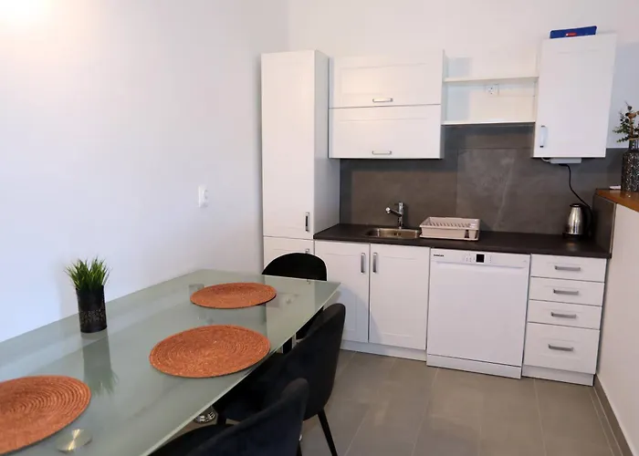 Apolo - Pool & Garden Retreat * פולה