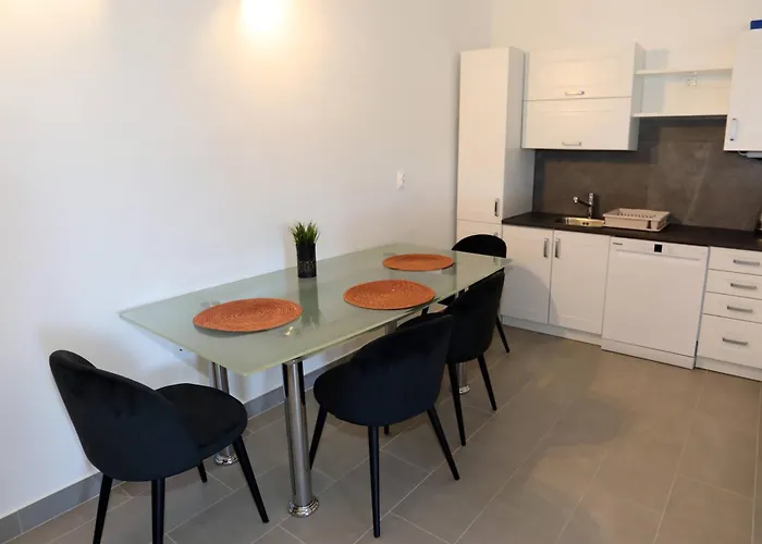 דירה Apolo - Pool & Garden Retreat *