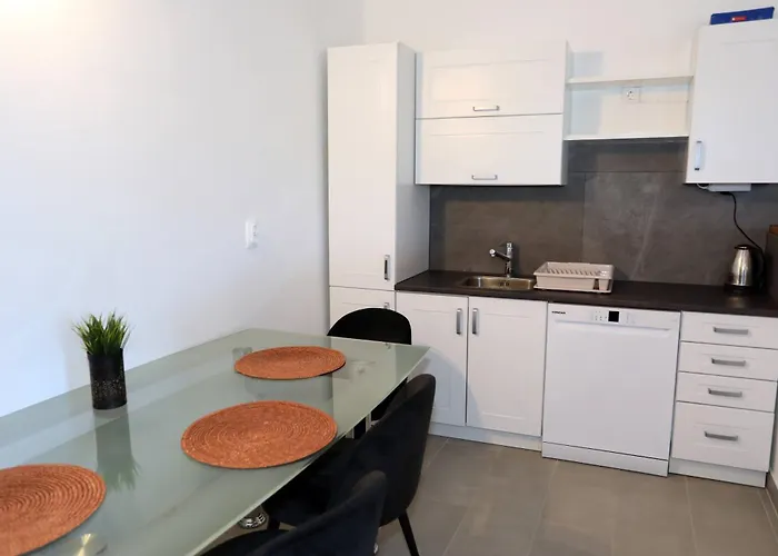 Apolo - Pool & Garden Retreat