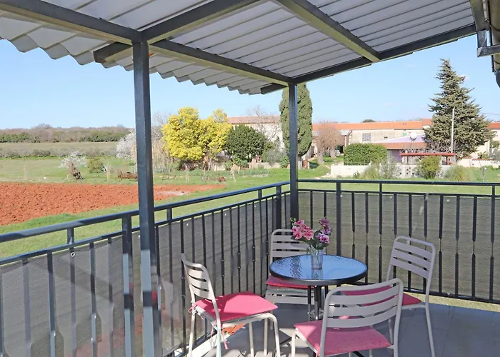 Apolo - Pool & Garden Retreat דירה *