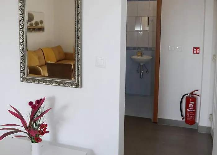 Apolo - Pool & Garden Retreat פולה