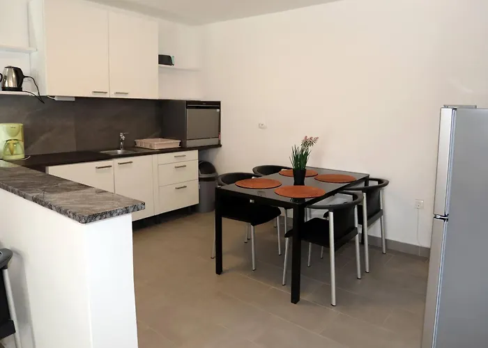 Apolo - Pool & Garden Retreat דירה *