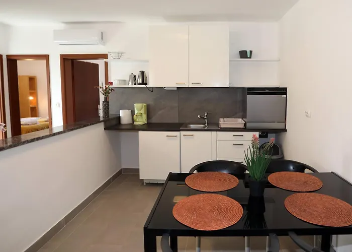 Apolo - Pool & Garden Retreat פולה