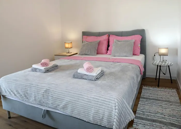 Apolo - Pool & Garden Retreat פולה