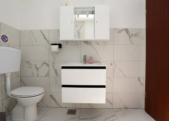 דירה Apolo - Pool & Garden Retreat פולה