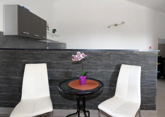 דירה Apolo - Pool & Garden Retreat