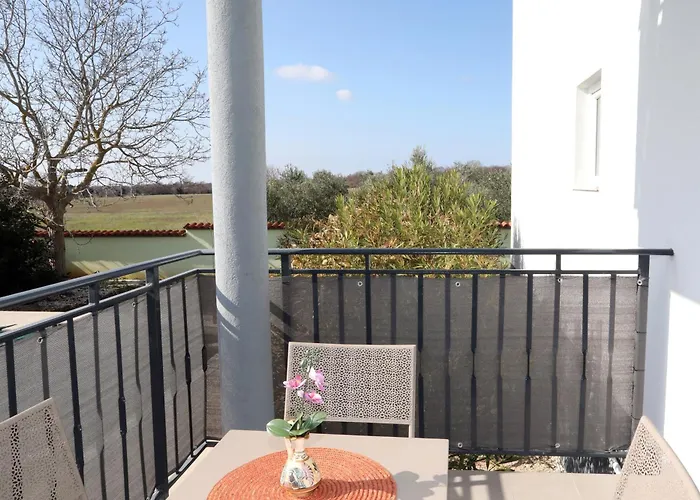 Apolo - Pool & Garden Retreat פולה