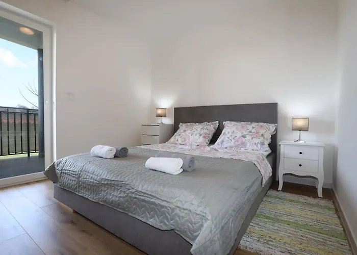 Apolo - Pool & Garden Retreat פולה